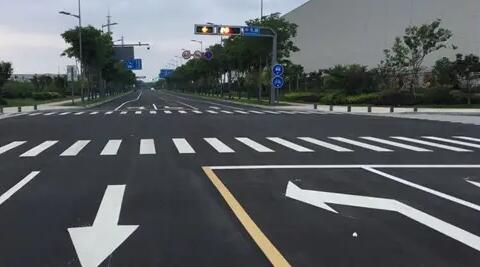 蘇州停車位劃線廠家解讀，道路交通標(biāo)志牌通常布置在什么區(qū)域？